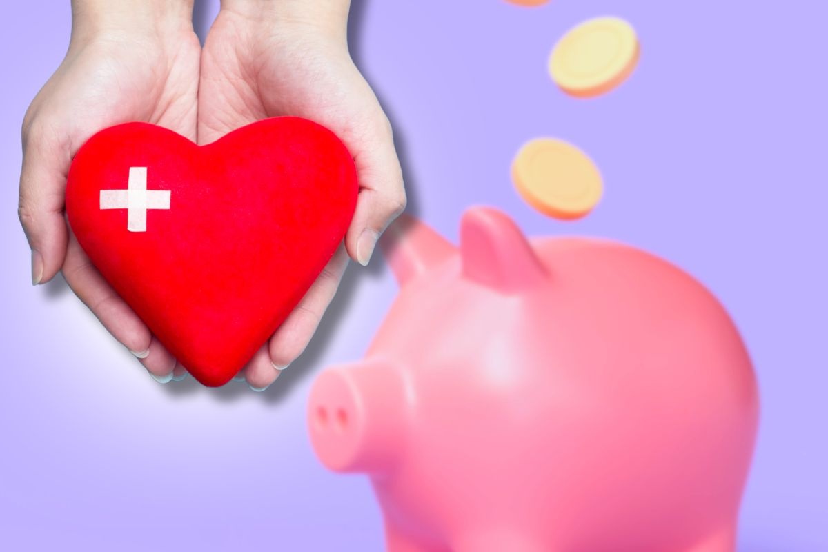 sfondo salvadanaio simbolo bonus euro e focus su mani con cuore per salute