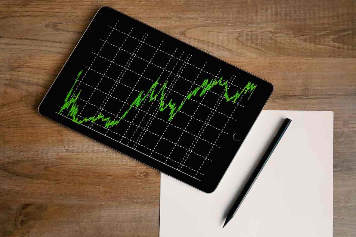 Grafico di Borsa, penna e block notes