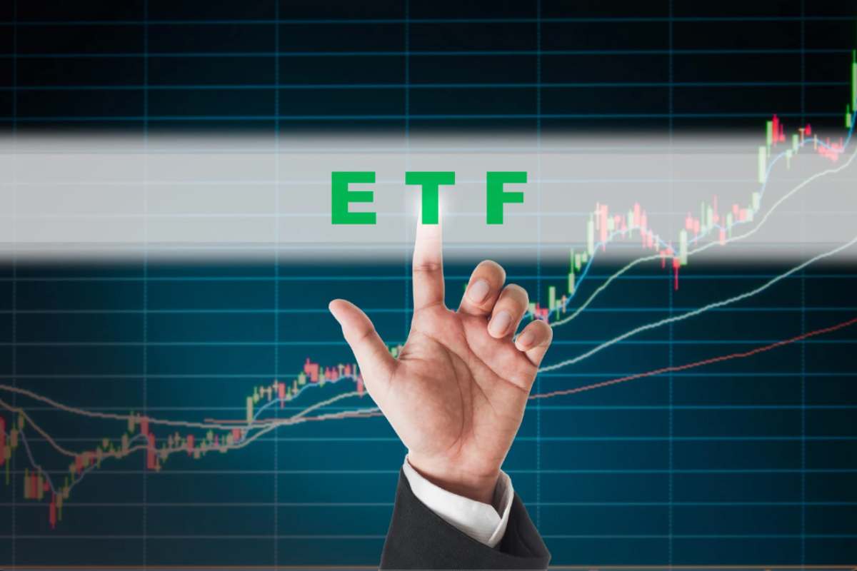 ETF mano che li indica