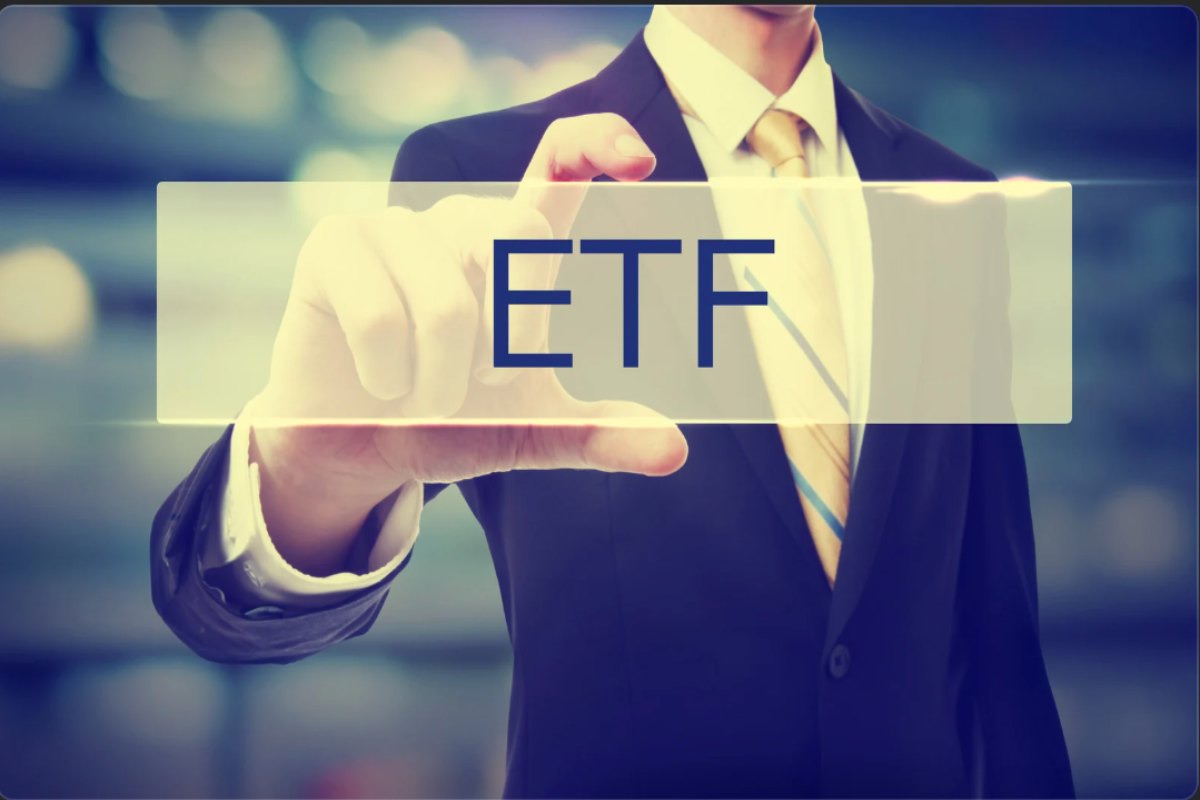 uomo mostra ETF