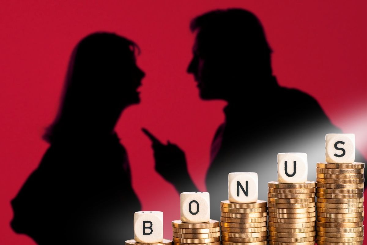 persone che litigano per bonus figli senza isee su sfondo e focus su bonus e monete euro