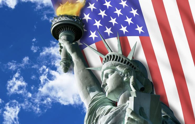 statua della libertà e bandiera americana 