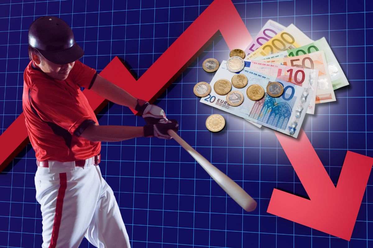 Sfondo grafico in calo con monete e banconote euro e focus su battitore