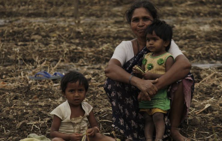 famiglia povera in campagna 