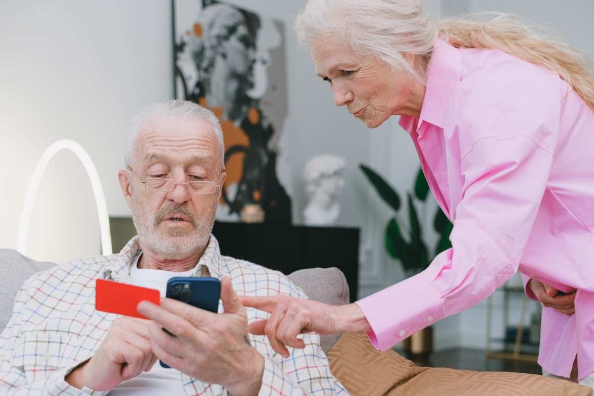 Pensionati che consultano notizie al cellulare