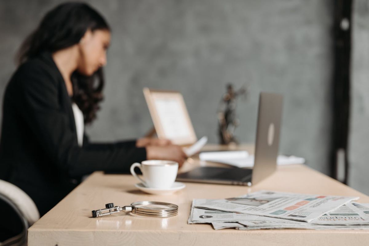 Persona che legge al computer