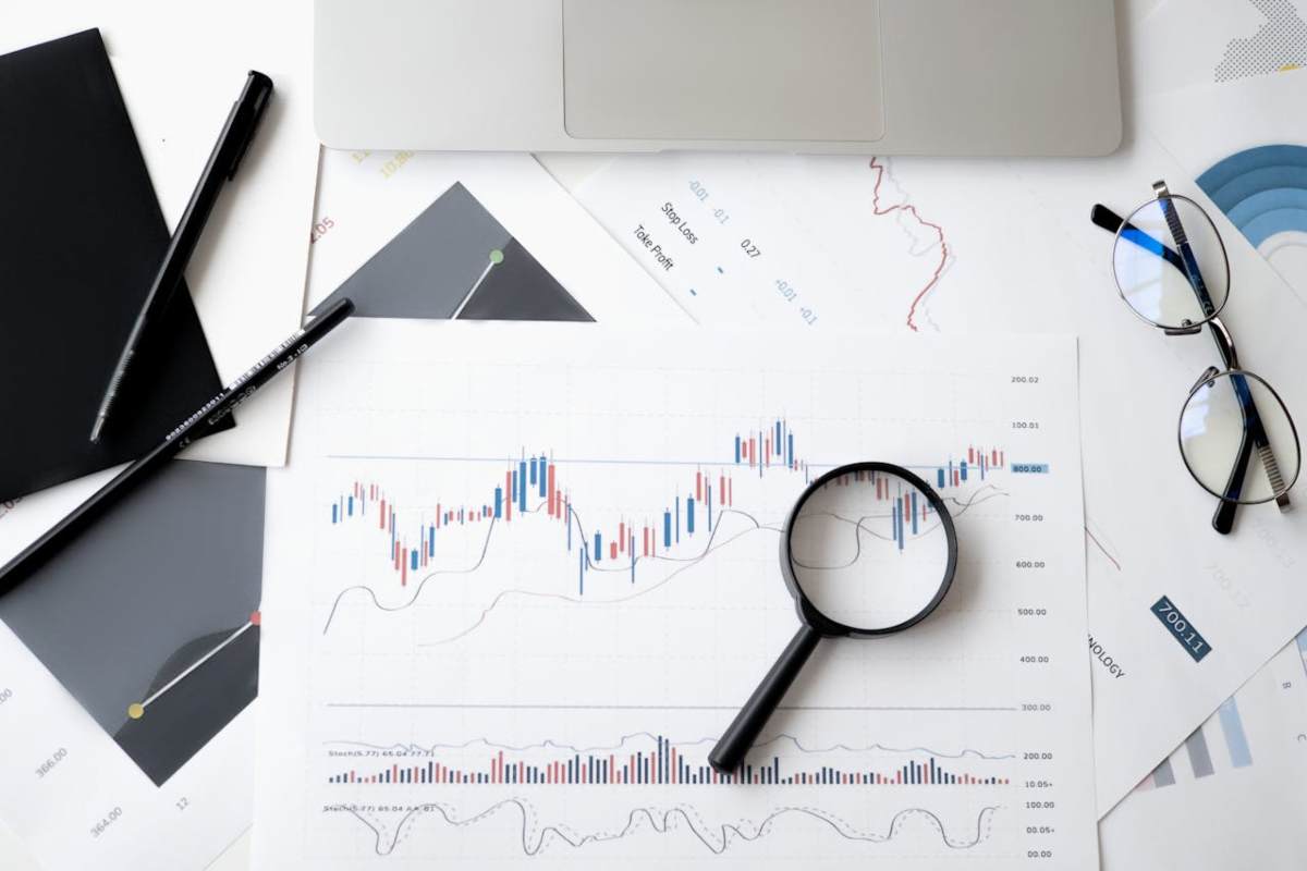 Grafico dei mercati e lente di ingrandimento