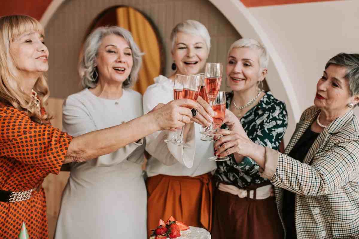 Pensionati che festeggiano