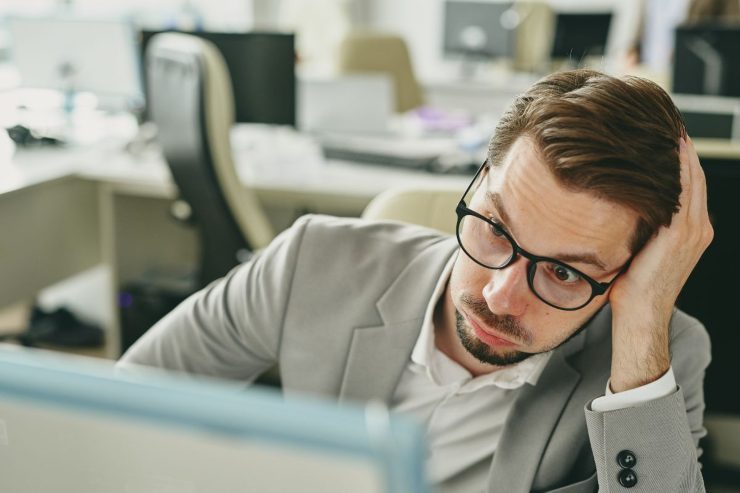 lavoratore in crisi dopo maxi taglio stipendi