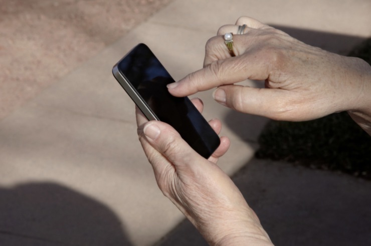 Smartphone nelle mani di una signora anziana