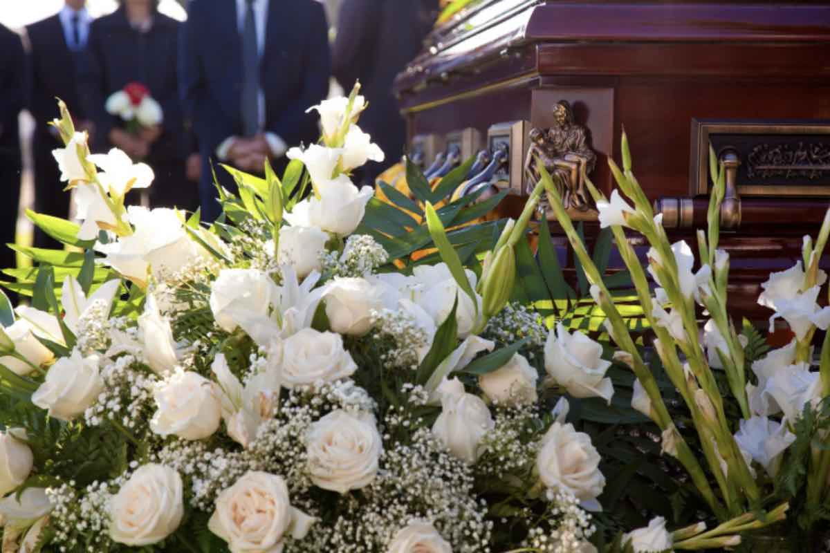 Bara con fiori al funerale