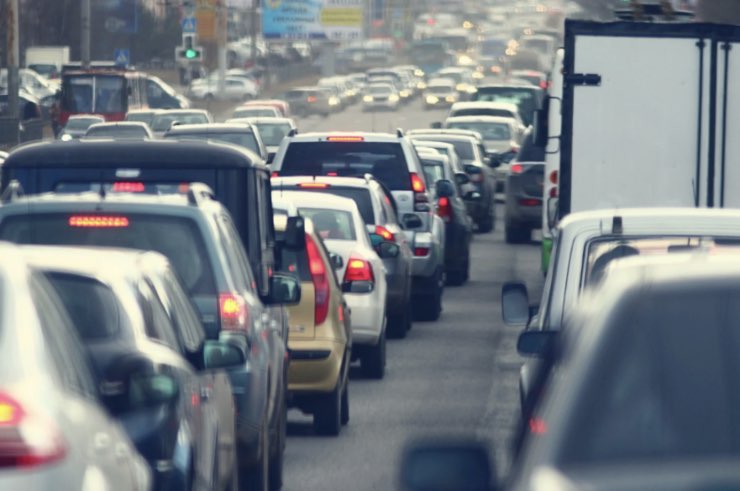 automobili ferme nel traffico