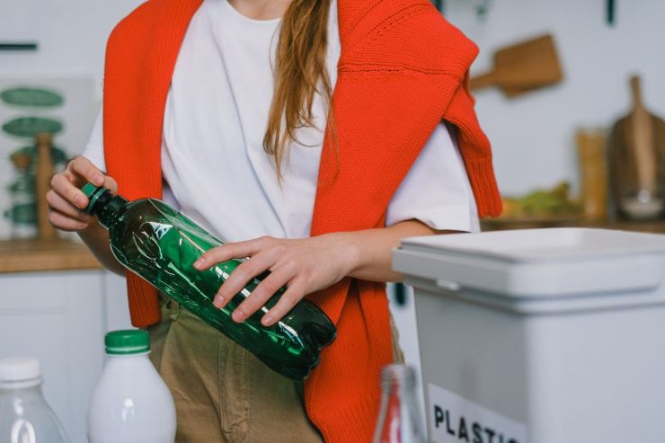 donna getta plastica nella spazzatura e fa punti