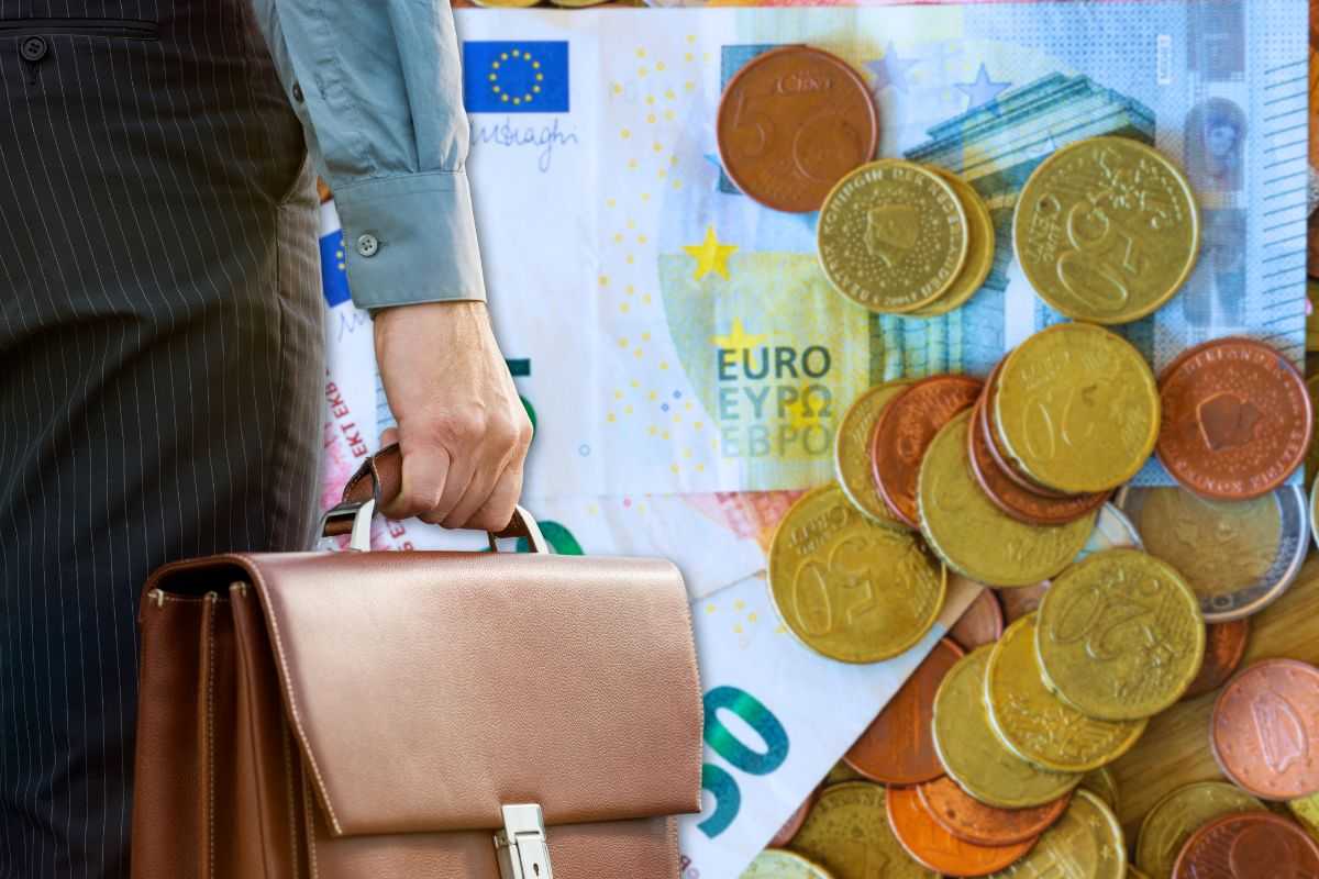 lavoratore ex membro disoccupati focus e sfondo banconote e monete euro simbolo aiuti