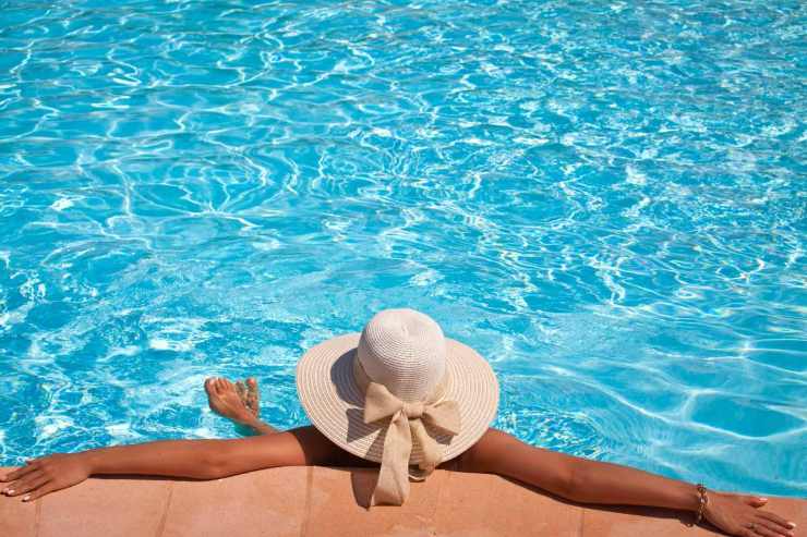 Donna in piscina