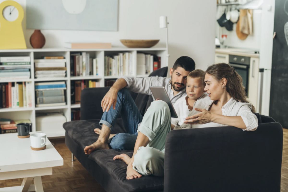 famiglia sul divano davanti a un tablet