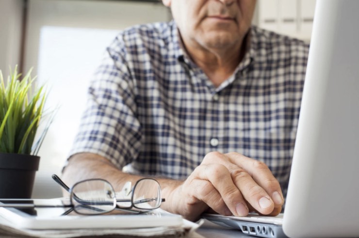 Uomo di mezza età al computer