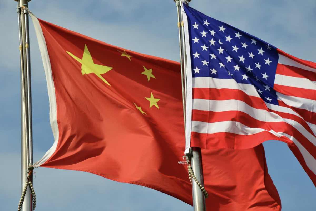 due bandiere che svolazzano nel cielo: Cina e America 