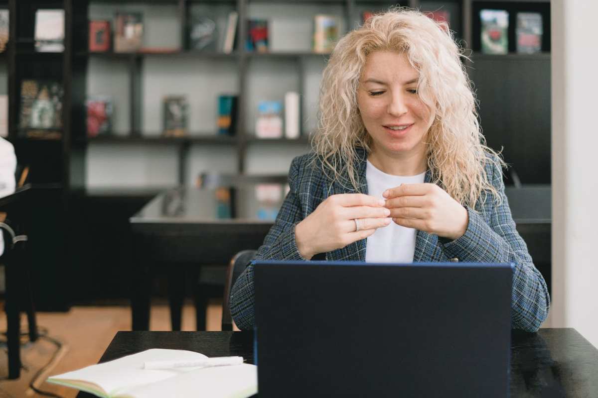 Donna che lavora al computer