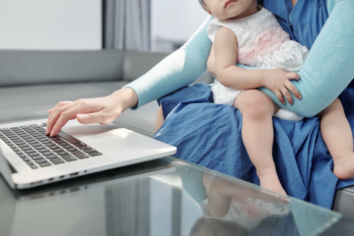 Mamma con bambina al pc