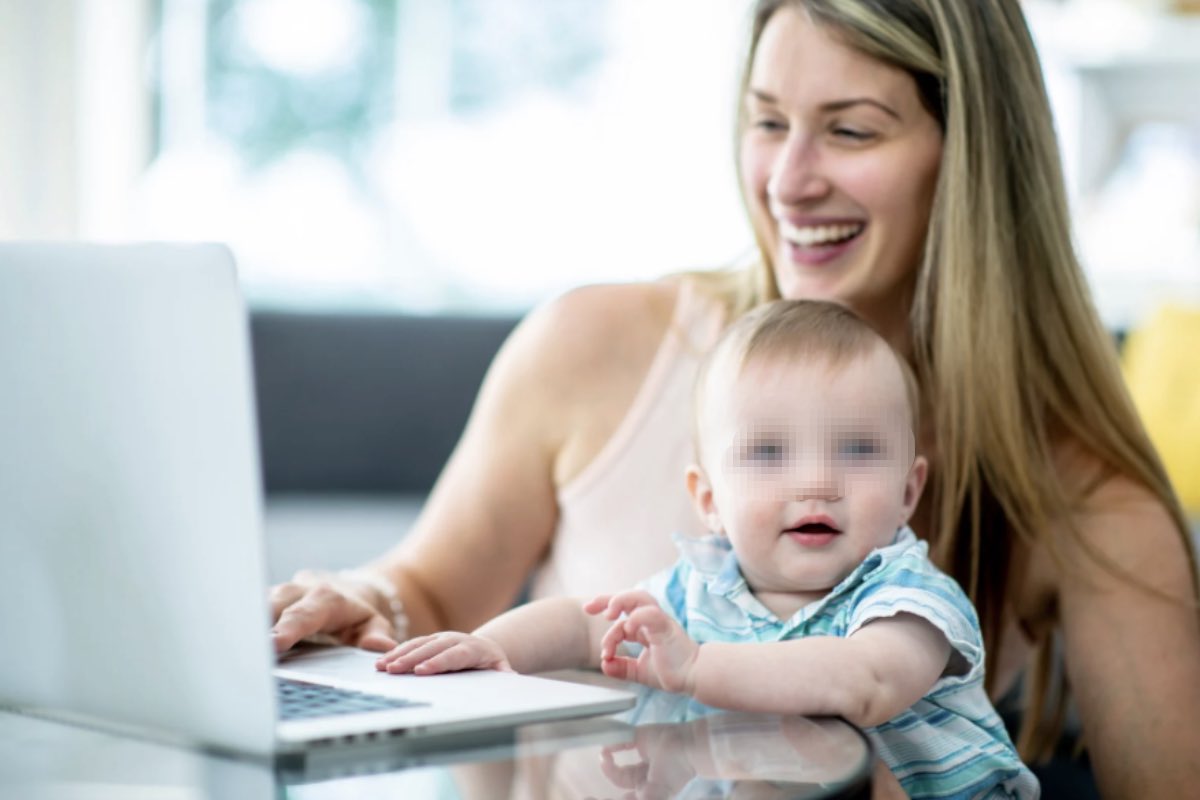 Mamma con bambino al computer