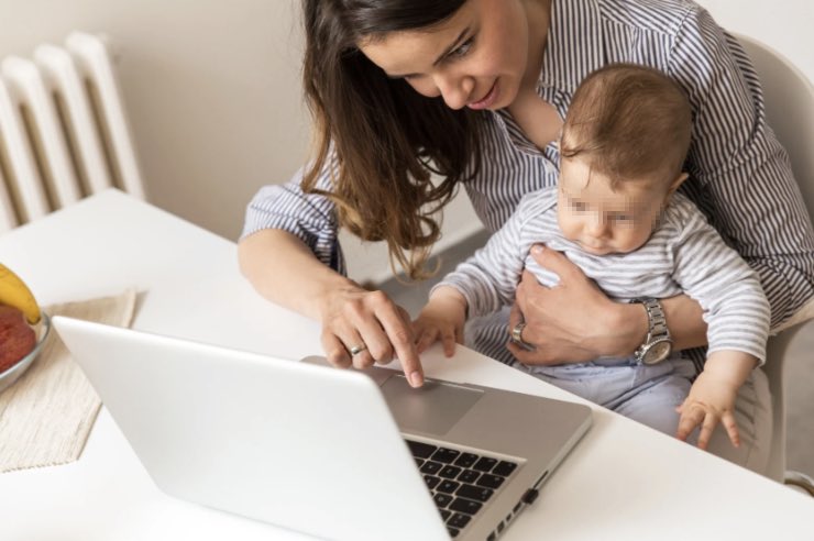 Mamma con bambino al computer