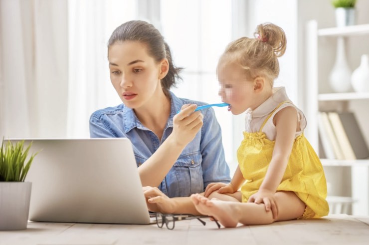 Mamma con bimba al computer