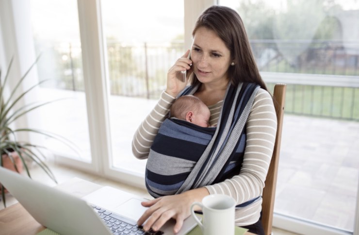 Mamma con bimbo al computer