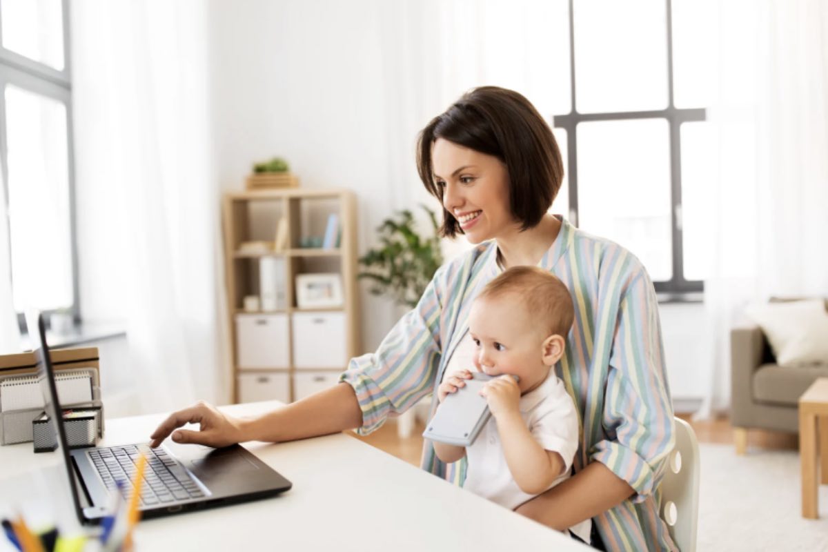 Mamma al computer con bimbo