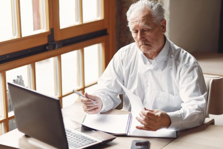 anziano lavoratore legge documenti su novità pensioni