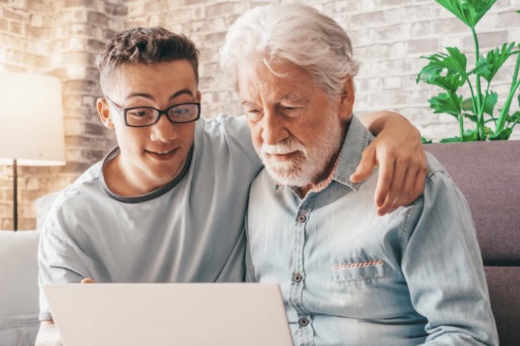 Nipote insieme al nonno davanti al computer