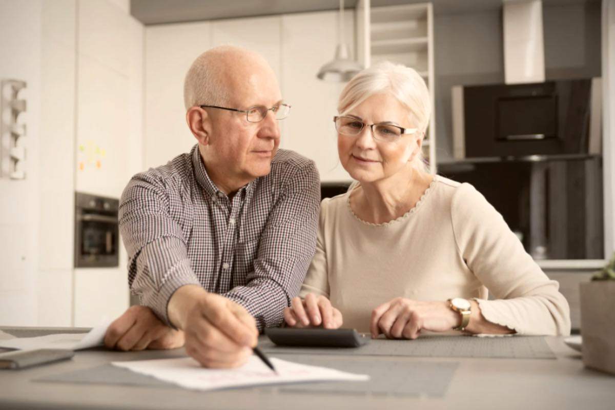 coppia pensionati con documenti