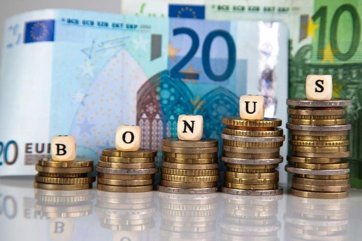 banconote e monete euro con scritta bonus lavoratori