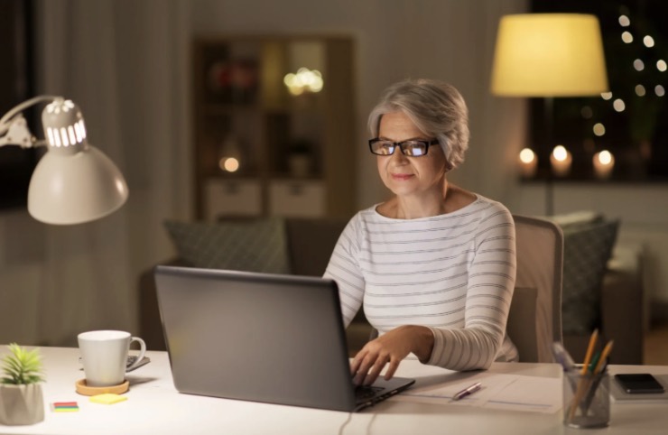 Signora al computer