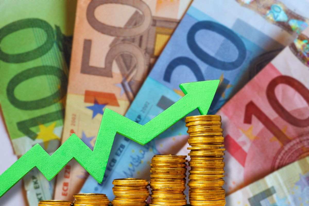 banconote euro sfondo stipendi e focus su maggiorazione e monete