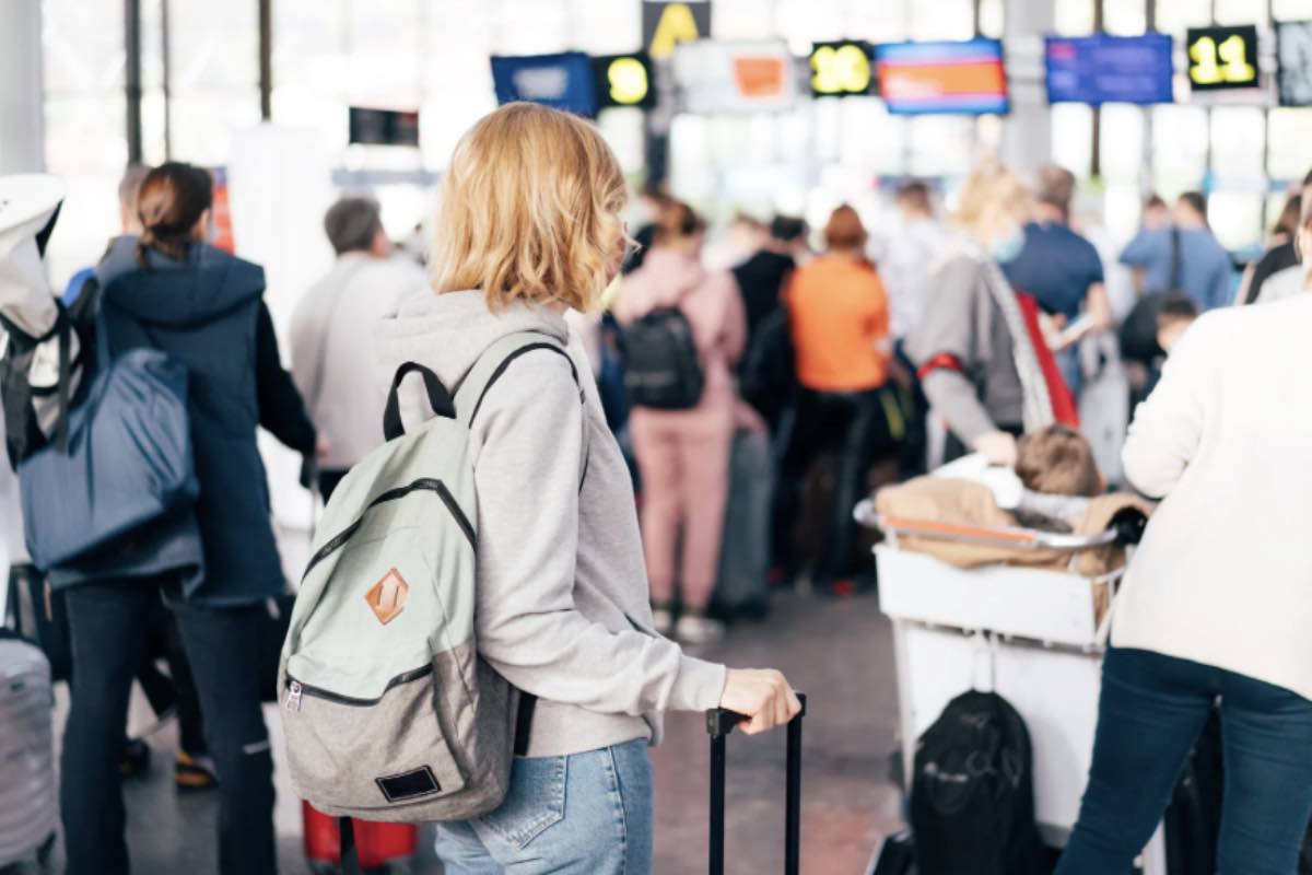 Viaggiatore al gate dell'aeroporto