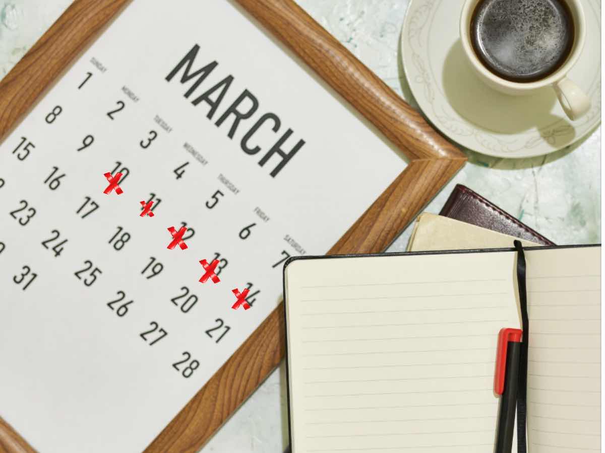 calendario di marzo, taccuino per appunti e caffè