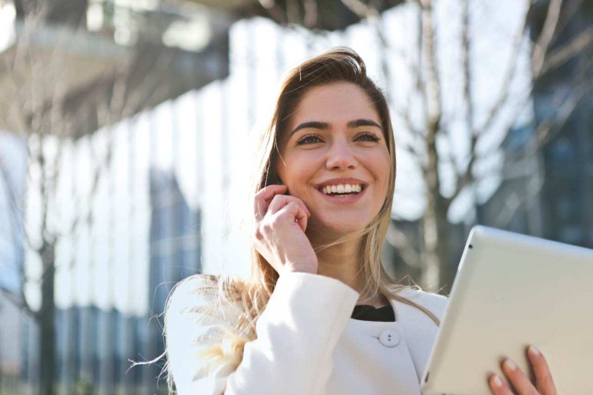 Persona felice mentre parla al telefono