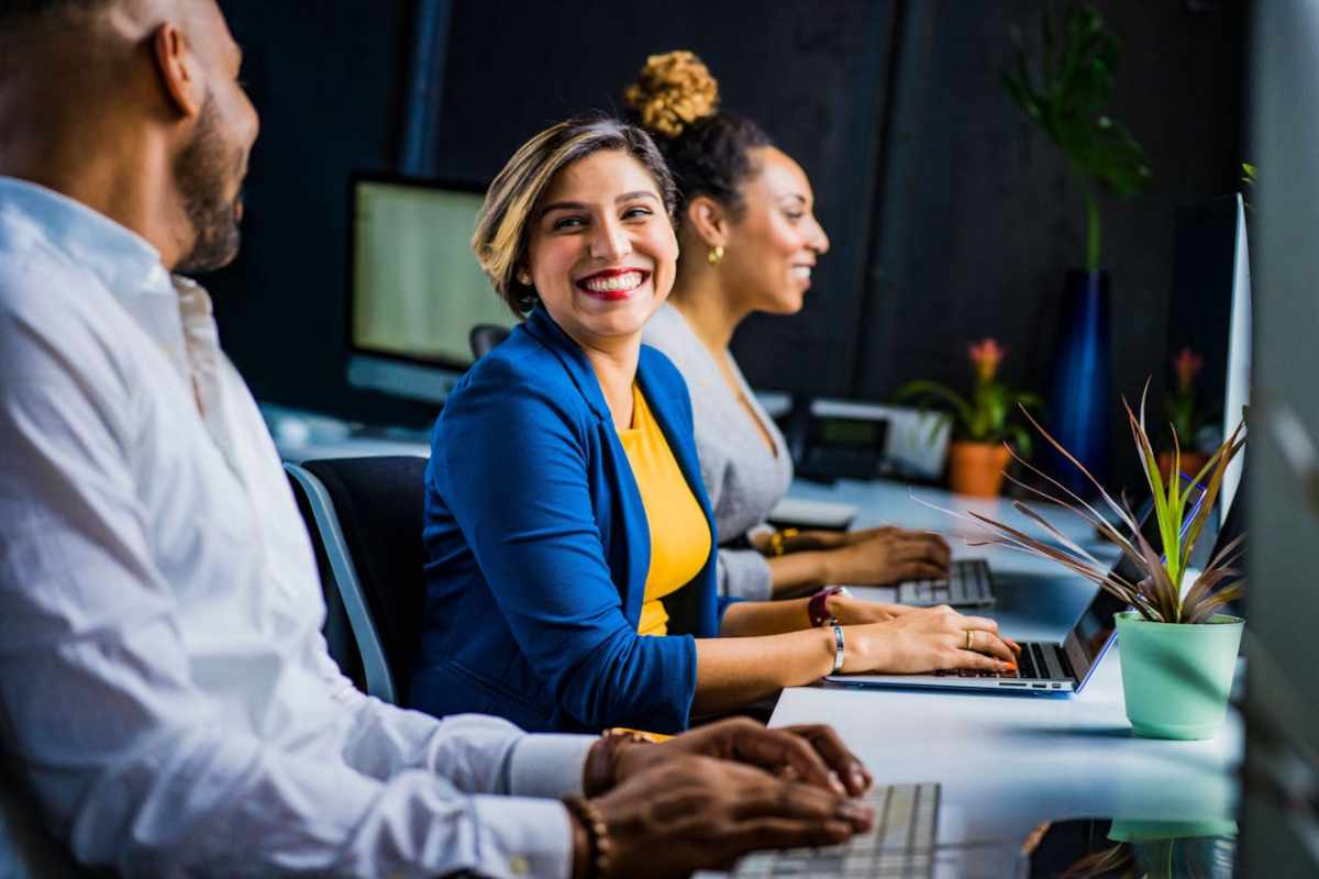 Persone felici mentre lavorano