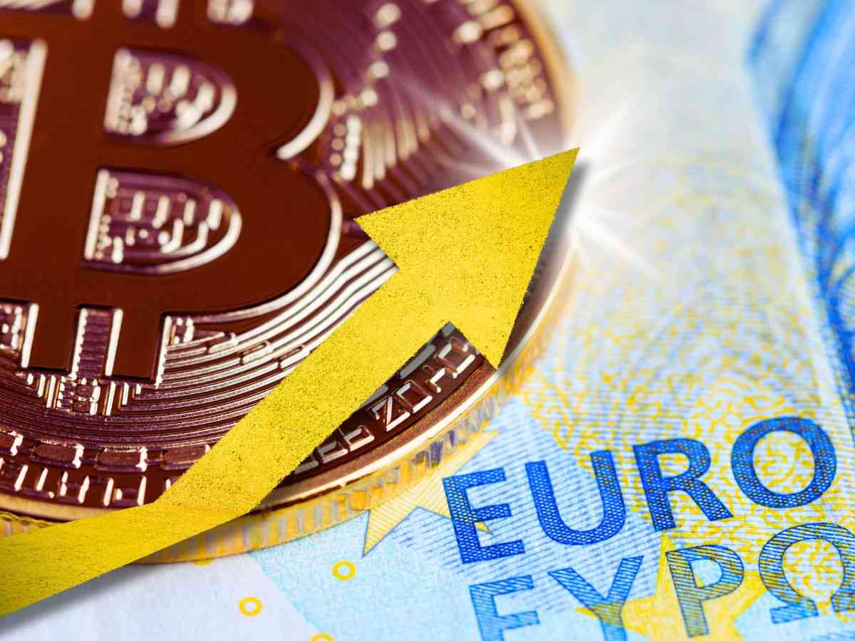 sfondo con banconota 20 euro e bitcoin e freccia in crescita