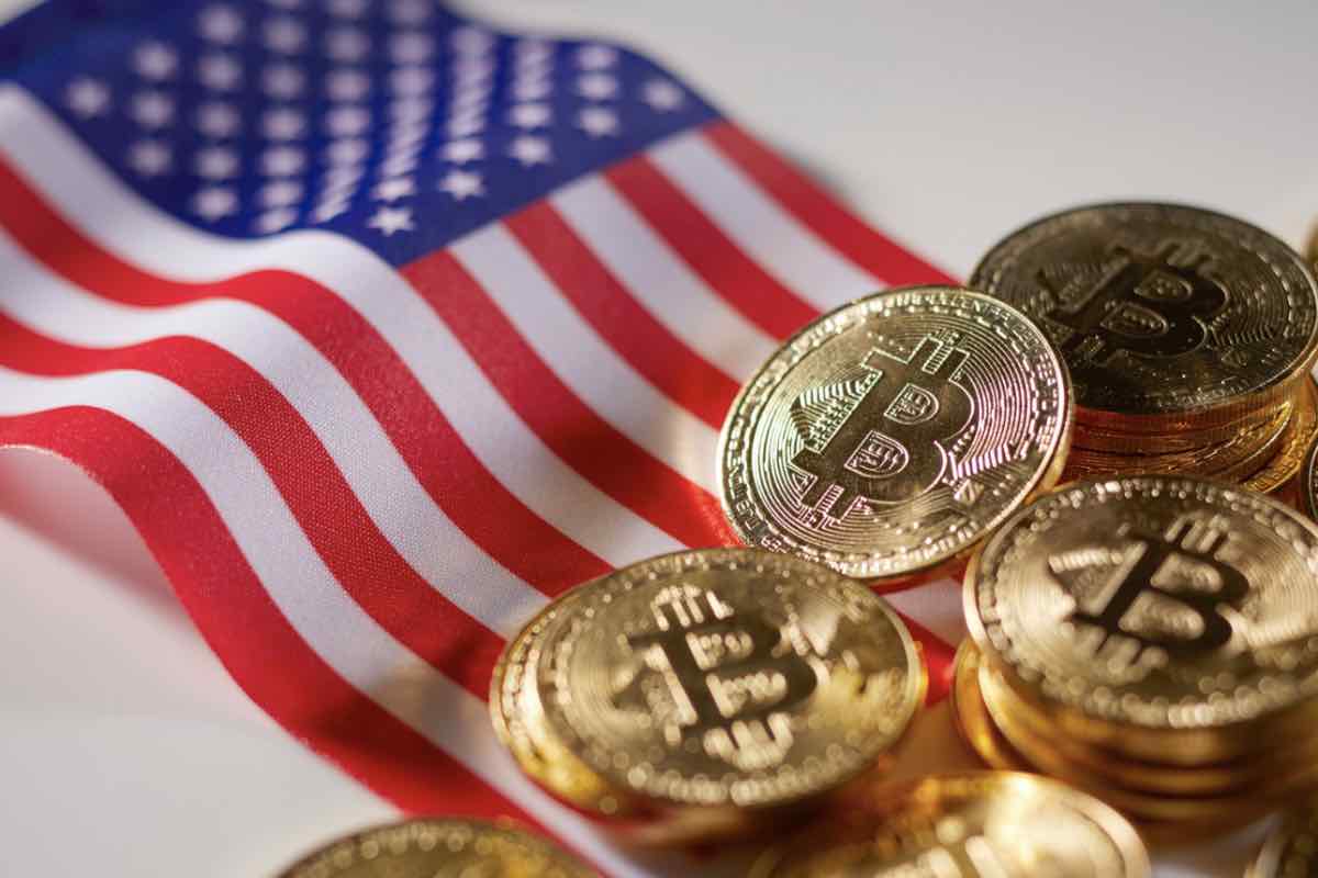 Monete Bitcoin sulla bandiera americana 