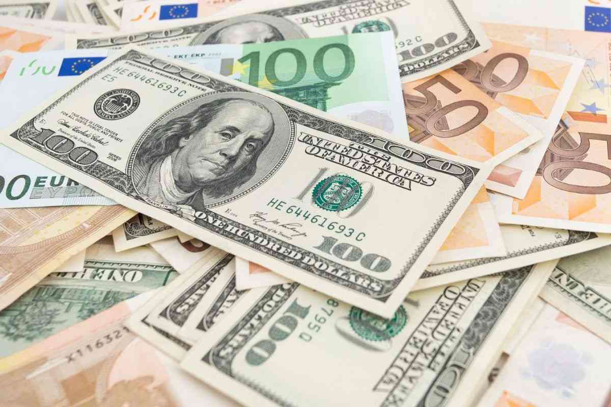 Banconote euro e dollari