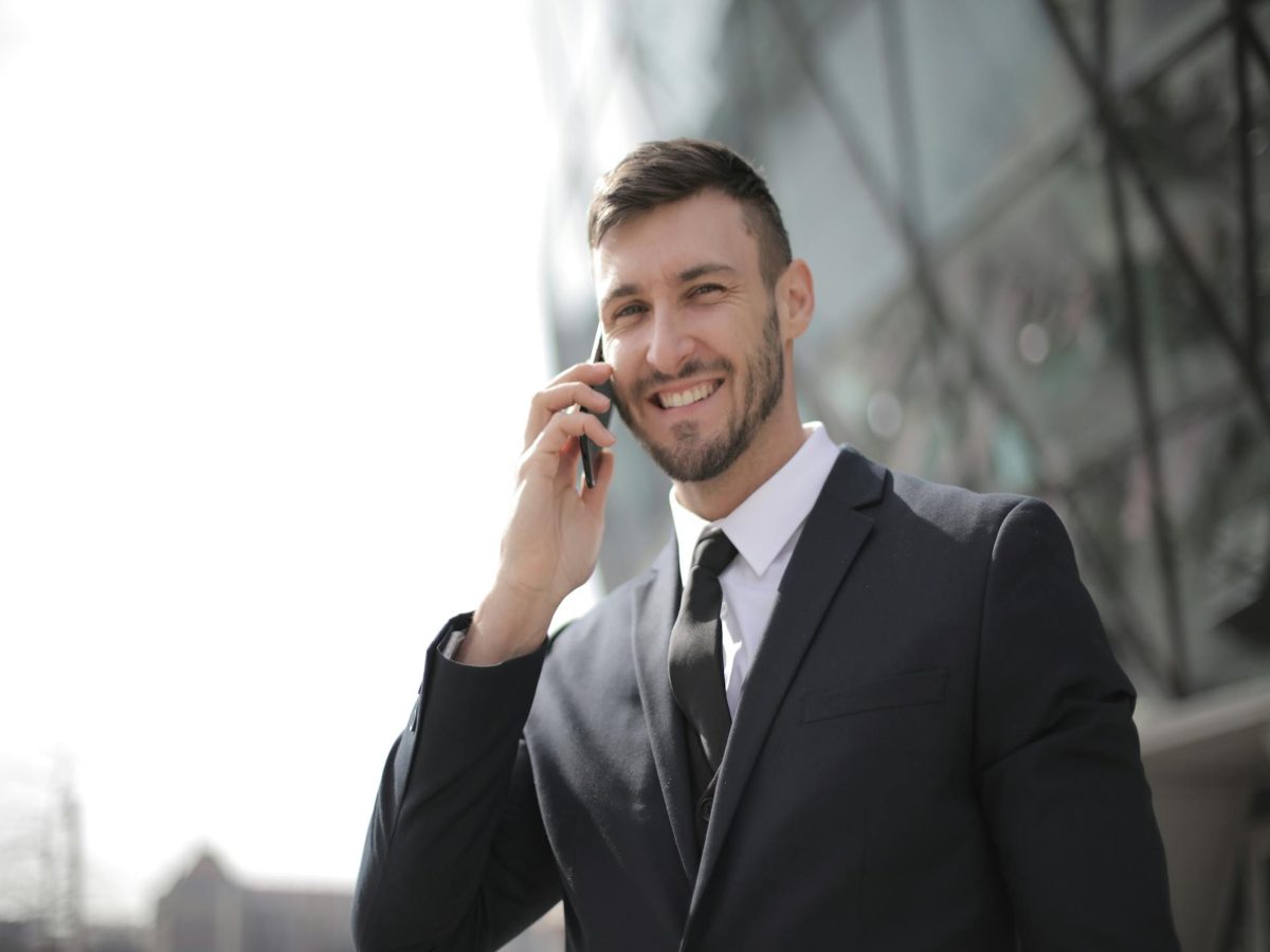 Persona felice che parla al telefono