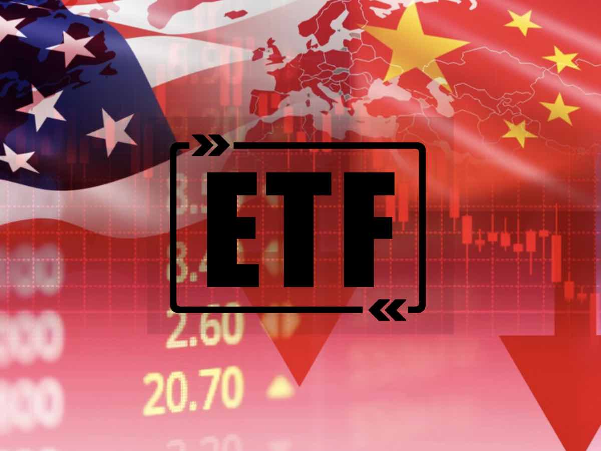 bandiere americana e cinese e mercato con indici che scendono. Al centro la scritta ETF