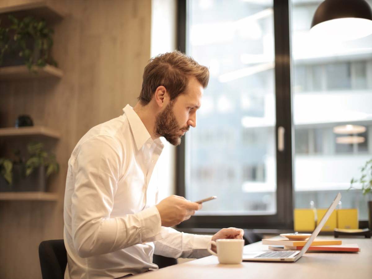 Persona che studia dei dati