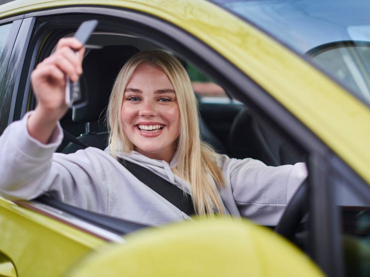 ragazza in auto