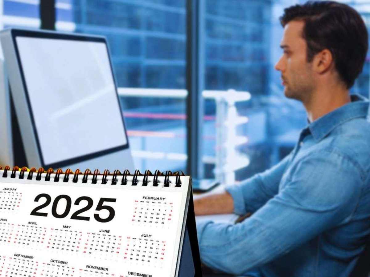 sfondo uomo al pc e calendario 2025