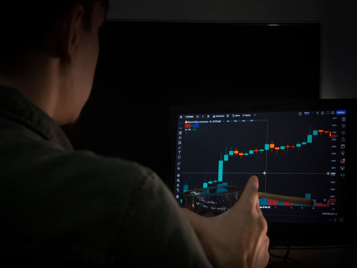 Uomo che guarda un grafico dei mercati