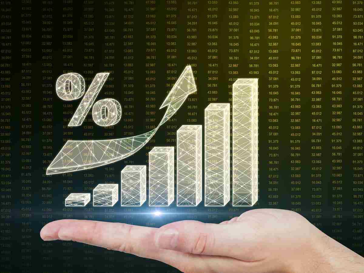 concetto di reddito da investimento con diagramma su mano