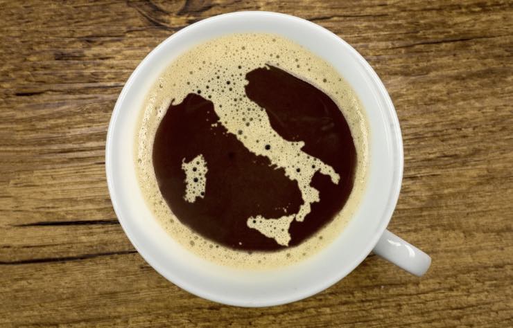 tazza di caffè con all’interno la schiuma che fa la forma della penisola italiana 